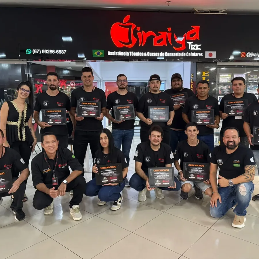 Turma formada pela Jiraiyatec exibindo seus certificados